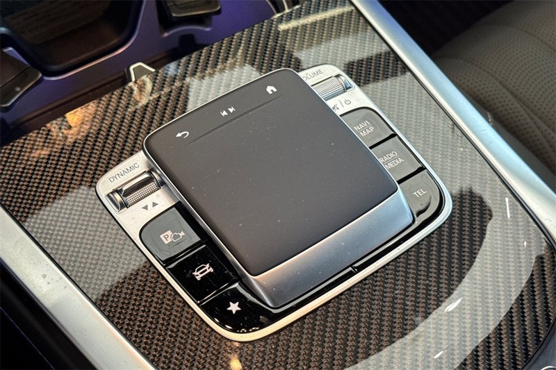 Mercedes-Benz G-Class Vehicle Full-screen Gallery Image 25