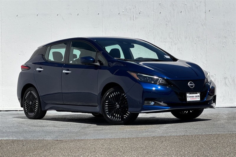 Nissan LEAF Vehicle Full-screen Gallery Image 02