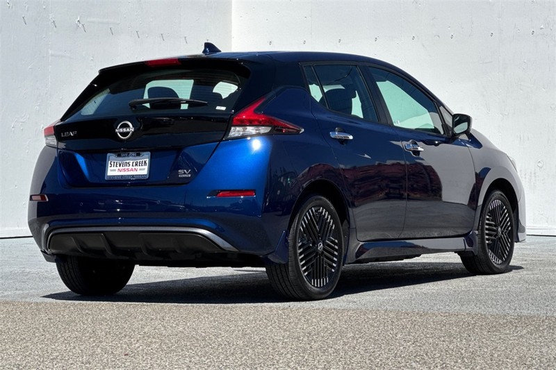 Nissan LEAF Vehicle Full-screen Gallery Image 04