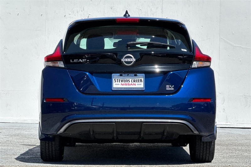 Nissan LEAF Vehicle Full-screen Gallery Image 05