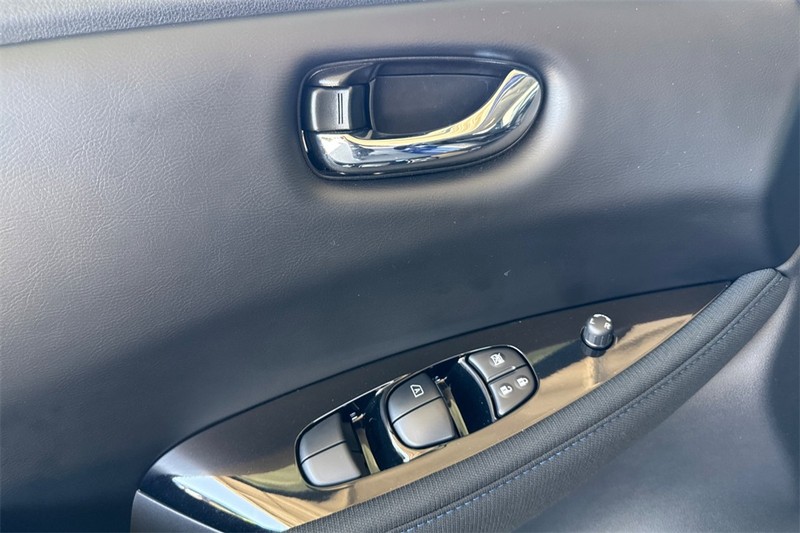 Nissan LEAF Vehicle Full-screen Gallery Image 11