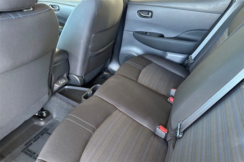 Nissan LEAF Vehicle Full-screen Gallery Image 12