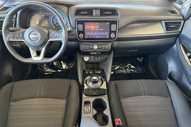 Nissan LEAF Vehicle Full-screen Gallery Image 13