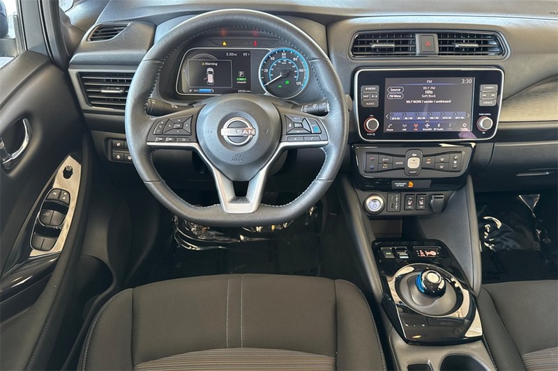 Nissan LEAF Vehicle Full-screen Gallery Image 14