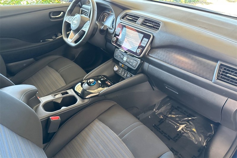 Nissan LEAF Vehicle Full-screen Gallery Image 15