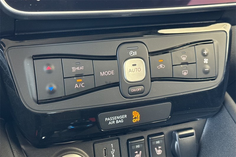 Nissan LEAF Vehicle Full-screen Gallery Image 20
