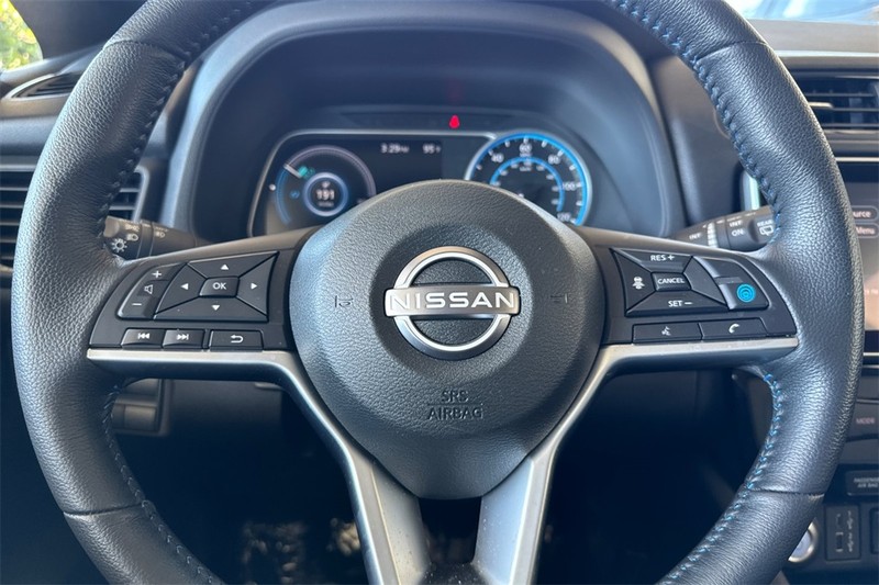 Nissan LEAF Vehicle Full-screen Gallery Image 23