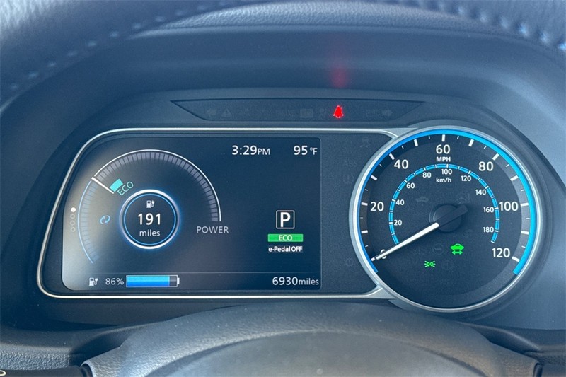 Nissan LEAF Vehicle Full-screen Gallery Image 24