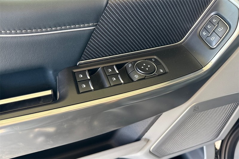 Ford F-150 Vehicle Full-screen Gallery Image 11