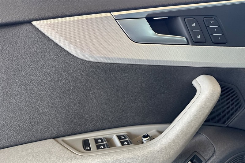 Audi A4 Vehicle Full-screen Gallery Image 11