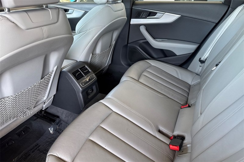 Audi A4 Vehicle Full-screen Gallery Image 12