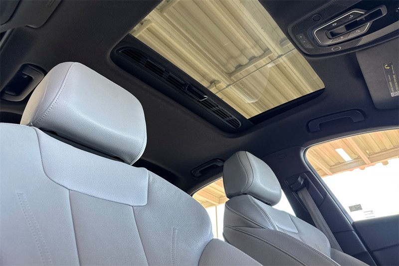 Audi A4 Vehicle Full-screen Gallery Image 16