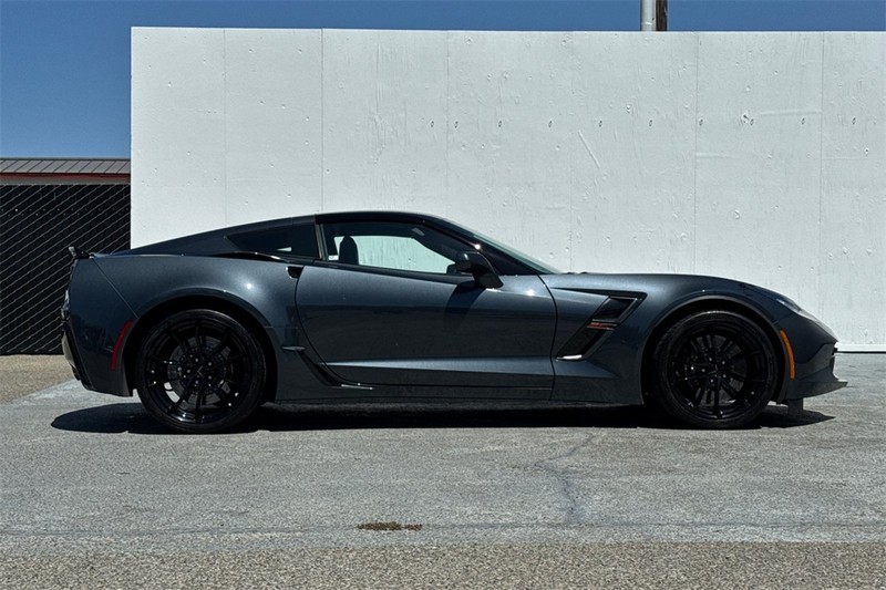 Chevrolet Corvette Vehicle Full-screen Gallery Image 03