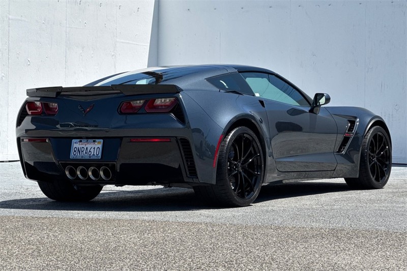 Chevrolet Corvette Vehicle Full-screen Gallery Image 04