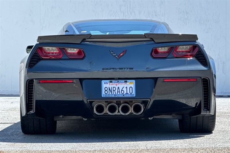 Chevrolet Corvette Vehicle Full-screen Gallery Image 05