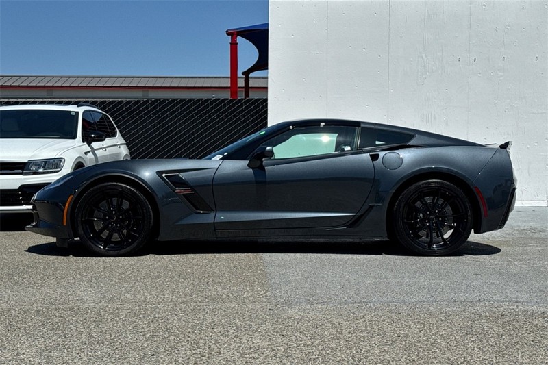 Chevrolet Corvette Vehicle Full-screen Gallery Image 07