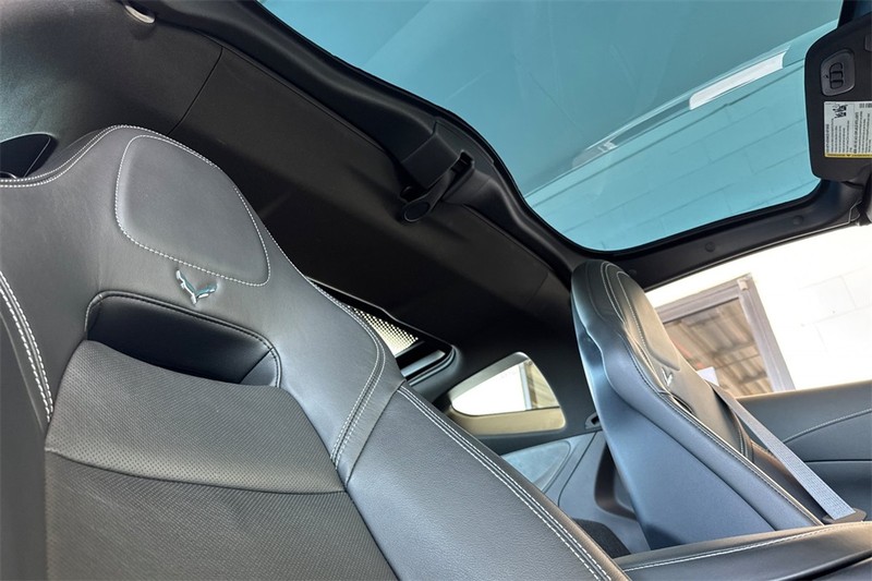 Chevrolet Corvette Vehicle Full-screen Gallery Image 14