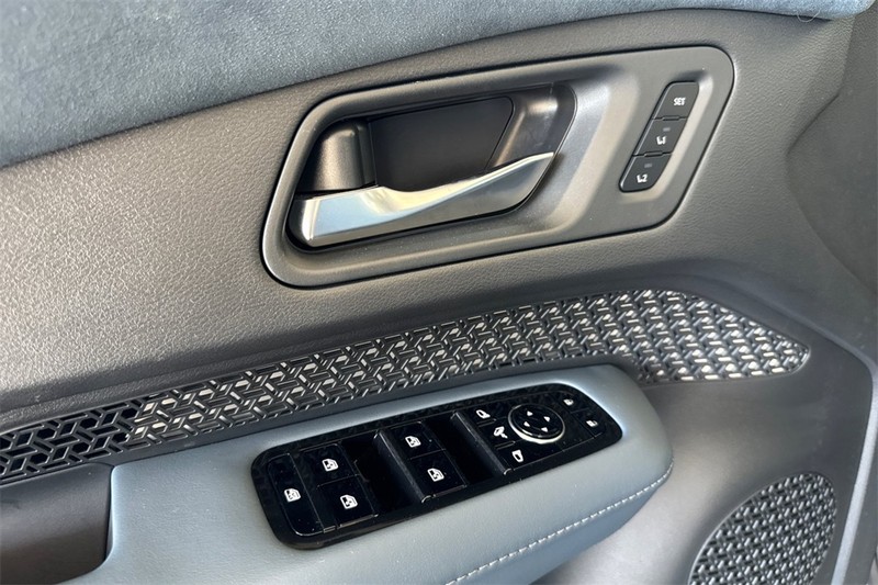 Nissan ARIYA Vehicle Full-screen Gallery Image 11