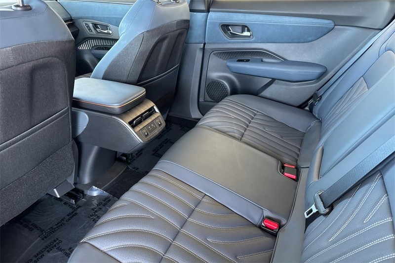 Nissan ARIYA Vehicle Full-screen Gallery Image 12