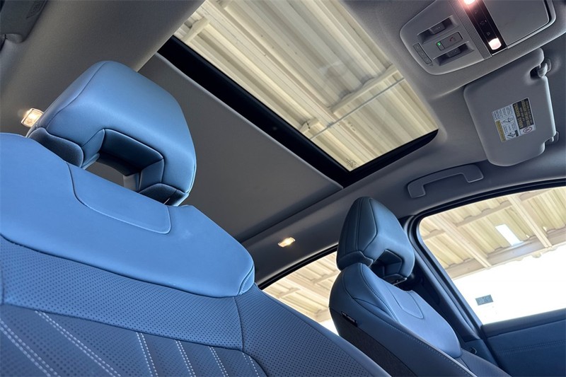 Nissan ARIYA Vehicle Full-screen Gallery Image 16