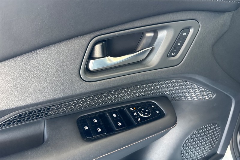 Nissan Ariya Vehicle Full-screen Gallery Image 11