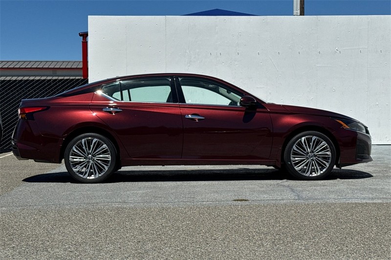 Nissan Altima Vehicle Full-screen Gallery Image 03
