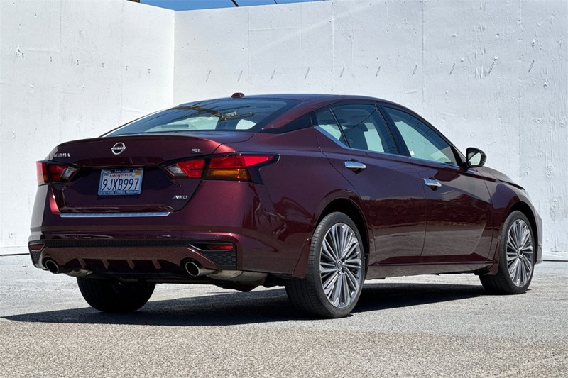 Nissan Altima Vehicle Full-screen Gallery Image 04