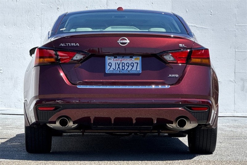 Nissan Altima Vehicle Full-screen Gallery Image 05