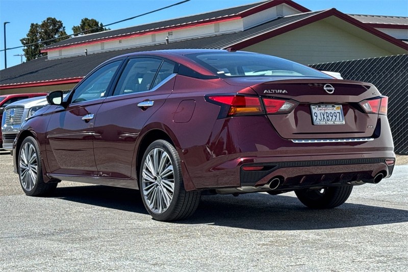 Nissan Altima Vehicle Full-screen Gallery Image 06