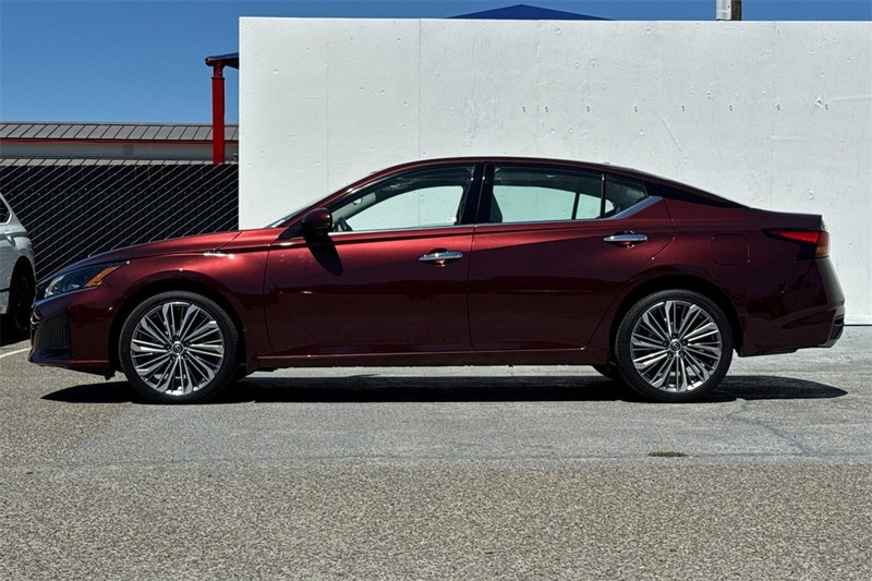 Nissan Altima Vehicle Full-screen Gallery Image 07