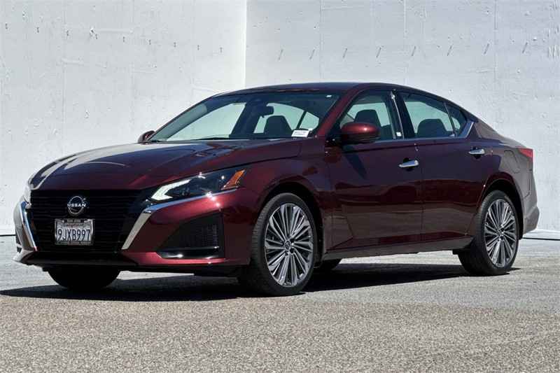 Nissan Altima Vehicle Full-screen Gallery Image 08