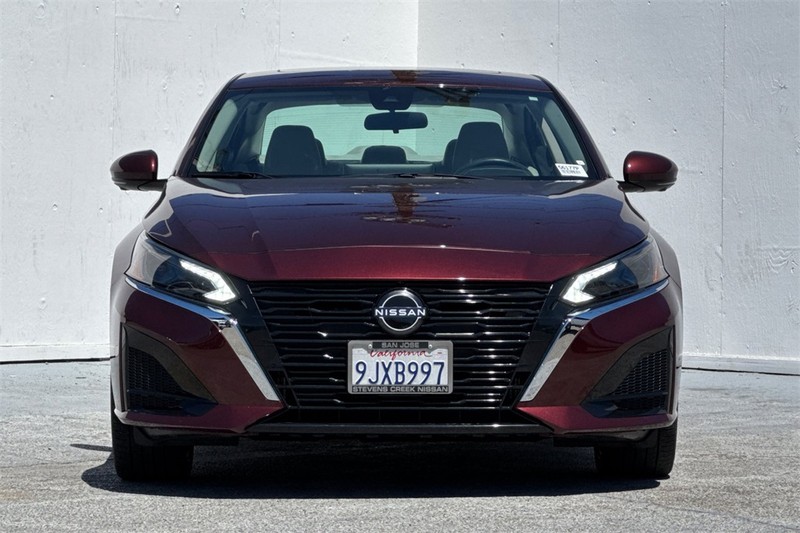 Nissan Altima Vehicle Full-screen Gallery Image 09