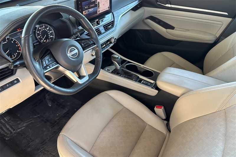 Nissan Altima Vehicle Full-screen Gallery Image 10
