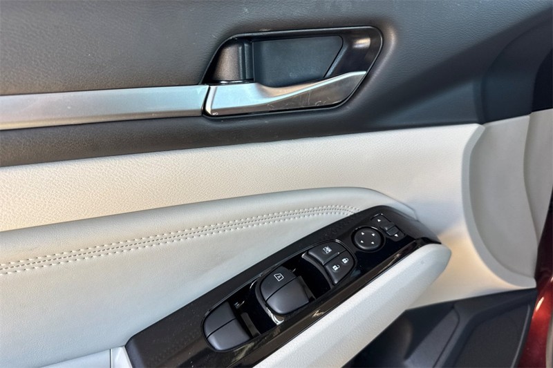 Nissan Altima Vehicle Full-screen Gallery Image 11