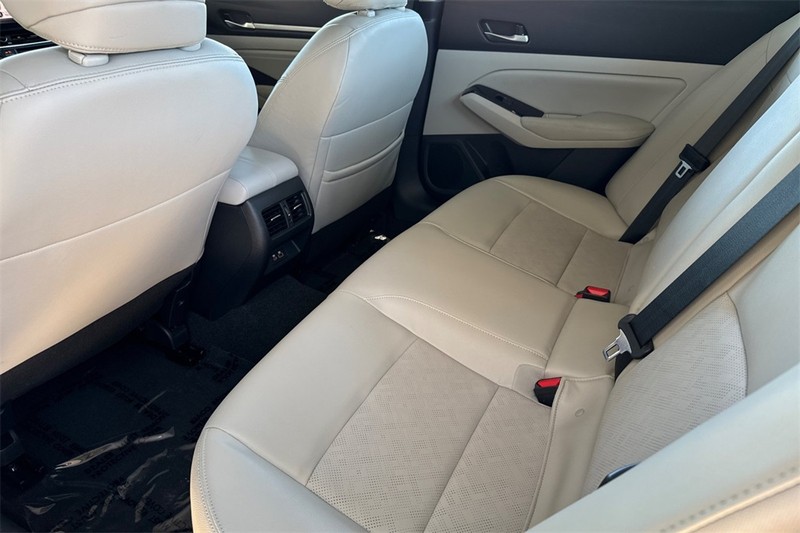 Nissan Altima Vehicle Full-screen Gallery Image 12