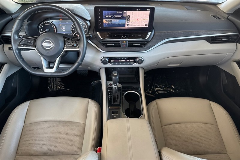 Nissan Altima Vehicle Full-screen Gallery Image 13