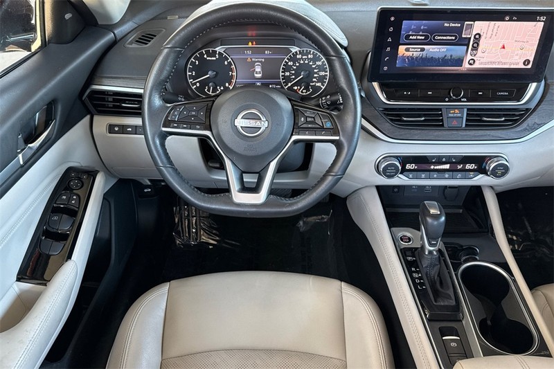 Nissan Altima Vehicle Full-screen Gallery Image 14