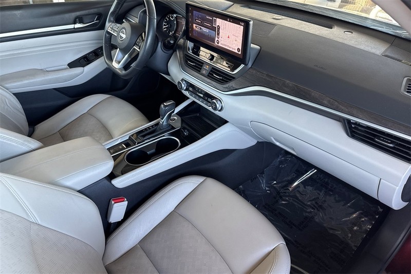 Nissan Altima Vehicle Full-screen Gallery Image 15