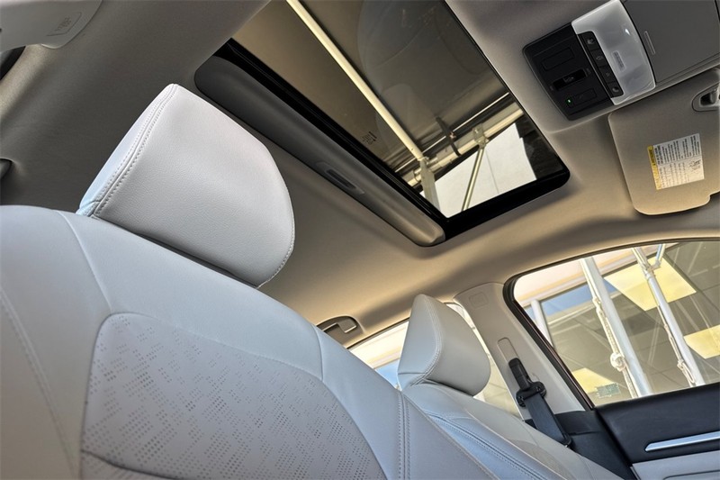 Nissan Altima Vehicle Full-screen Gallery Image 16