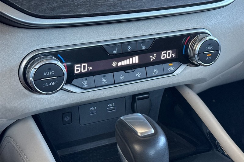 Nissan Altima Vehicle Full-screen Gallery Image 20