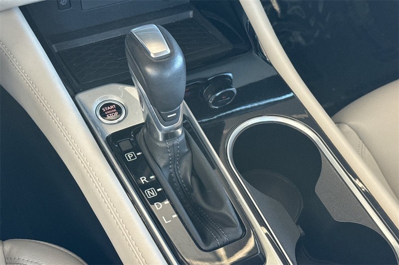 Nissan Altima Vehicle Full-screen Gallery Image 21