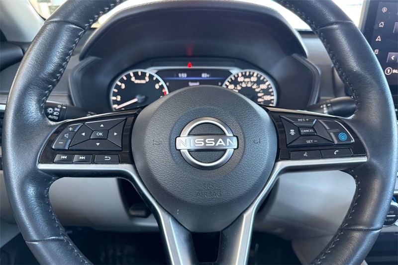 Nissan Altima Vehicle Full-screen Gallery Image 23