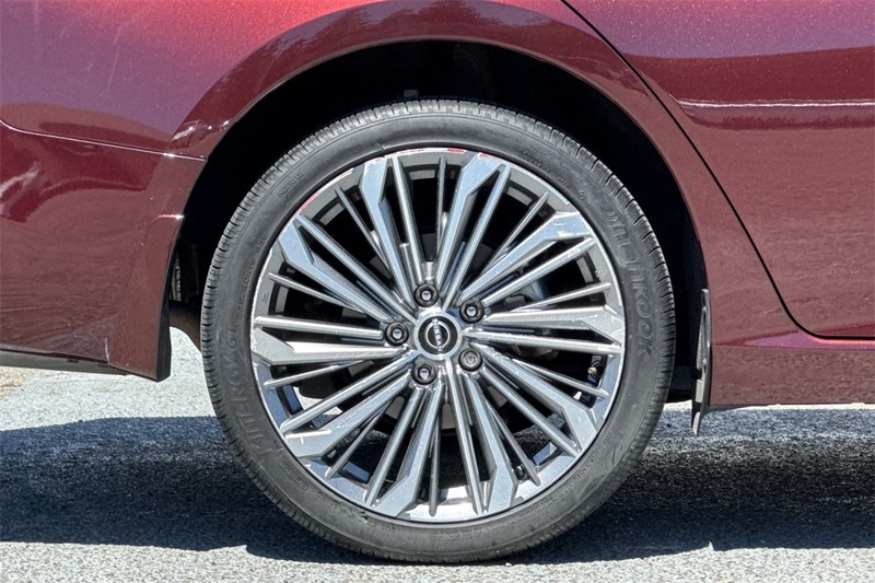 Nissan Altima Vehicle Full-screen Gallery Image 26