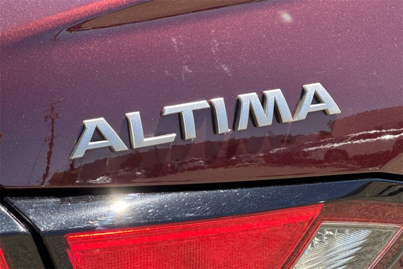 Nissan Altima Vehicle Full-screen Gallery Image 27