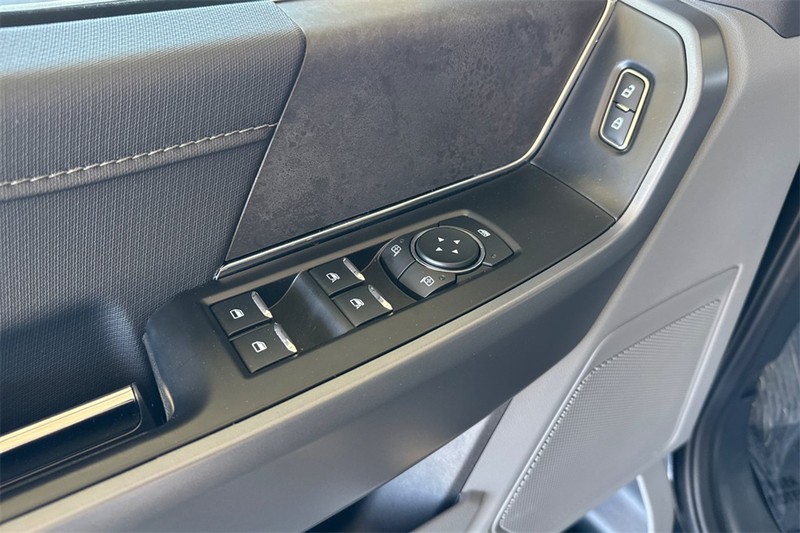 Ford F-150 Vehicle Full-screen Gallery Image 11