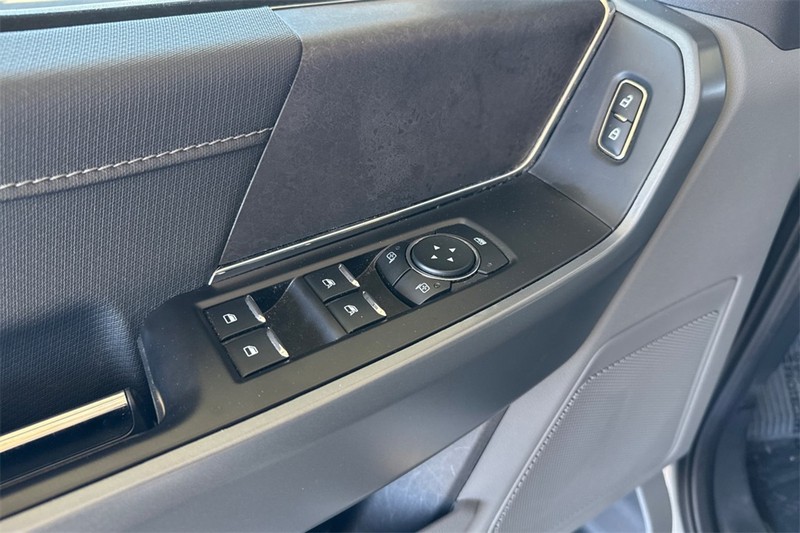 Ford F-150 Vehicle Full-screen Gallery Image 11
