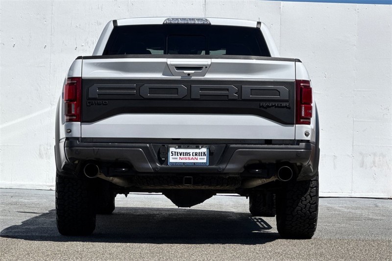 Ford F-150 Vehicle Full-screen Gallery Image 05