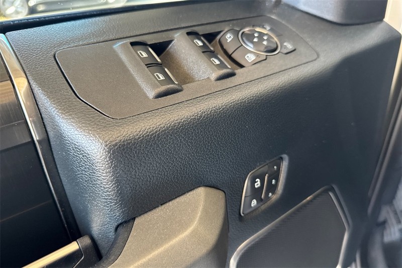 Ford F-150 Vehicle Full-screen Gallery Image 11