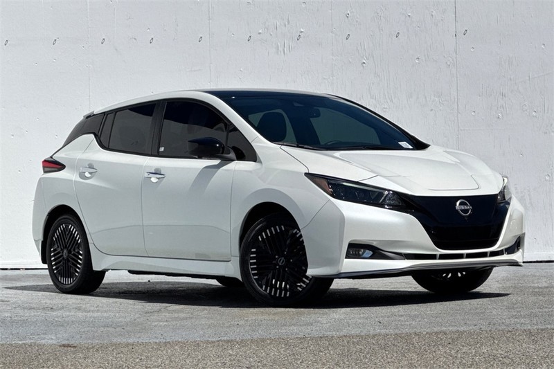 Nissan LEAF Vehicle Full-screen Gallery Image 02