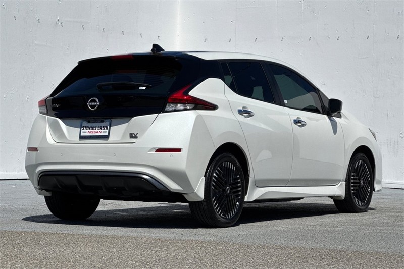 Nissan LEAF Vehicle Full-screen Gallery Image 04